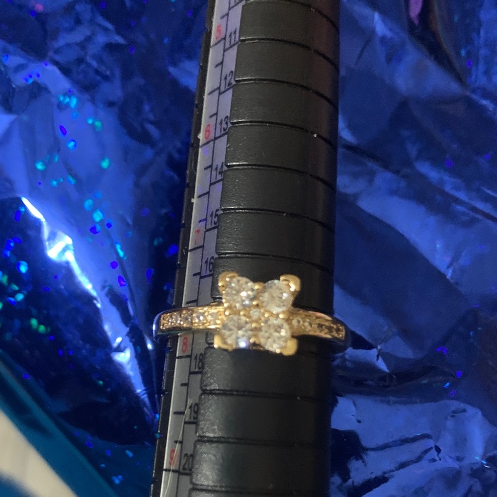 New beautiful 14-KT Gold Floral Cluster Diamond Engagement Women a Ring ( 7-1/2) - Picture 10 of 16